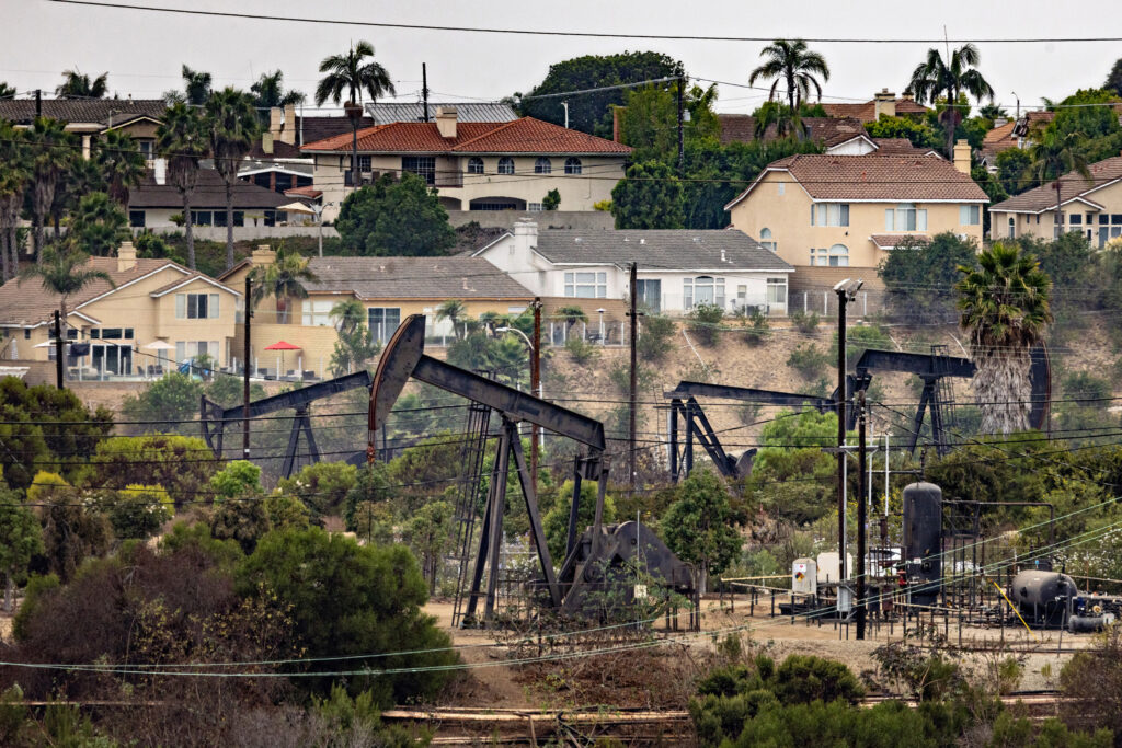 Homes sit in the shadows of the Inglewood Oil Field in Los Angeles on Sept. 25, 2024. Credit: Jason Armond/Los Angeles Times via Getty Images