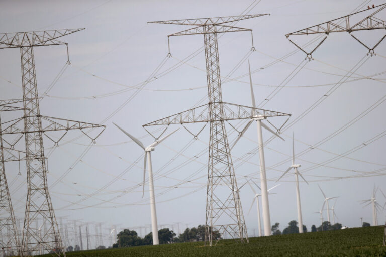 Transmission lines dot the rural landscape of Dwight, Ill. Credit: Scott Olson/Getty Images