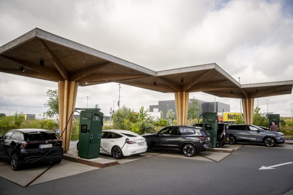 Why Your Electric Car Loses Range in a Heat Wave, Too