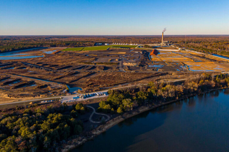 Alabama Power’s coal ash storage lagoon at its Greene County plant sits next to the Black Warrior River. Credit: Lee Hedgepeth/Inside Climate News