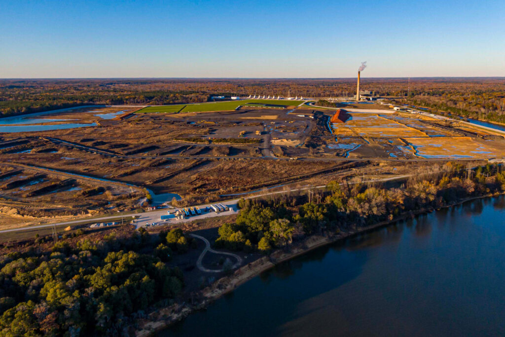 Alabama Power’s coal ash storage lagoon at its Greene County plant sits next to the Black Warrior River. Credit: Lee Hedgepeth/Inside Climate News