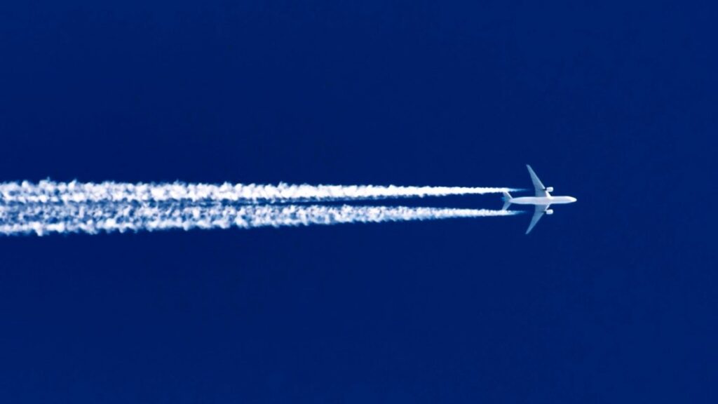 Bill Gates now targets airplanes in new war against climate change